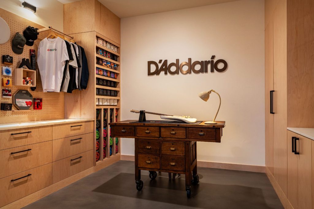 D'ADDARIO UNVEILS NEW ARTIST LOUNGE AT CENTERSTAGING STUDIOS IN LOS ANGELES 1 daddarioarpic1